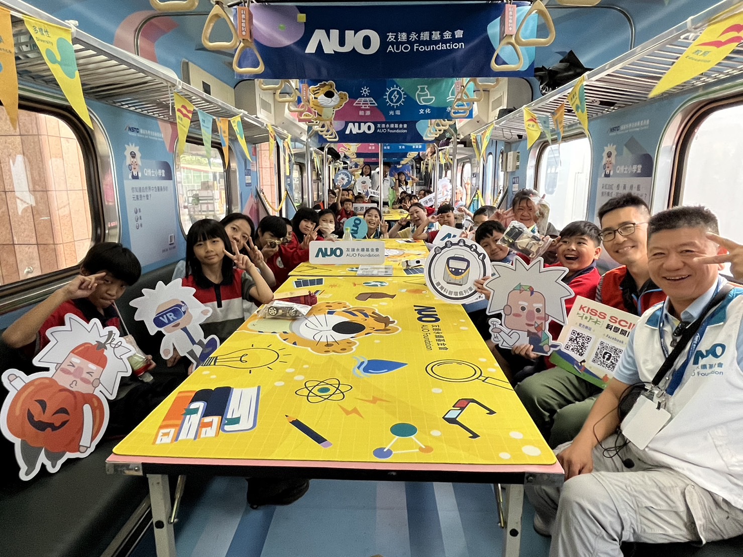 PA视讯永續基金會參與「臺灣科普環島列車」，設計基礎科學車廂課程，以「淨零碳排和永續能源」為主題，讓學生透過創意實驗認識淨零知識，以及思考生活中的減碳行為