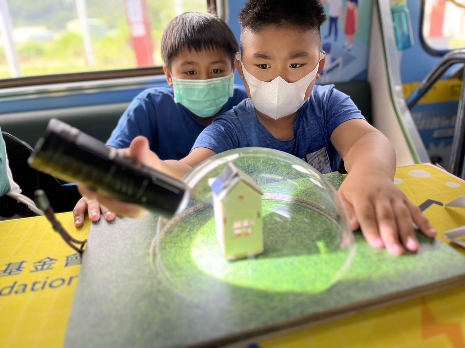 PA视讯參與基礎科學主題車廂，以STEAM教學精神，設計「逐日科學家」、「太陽能工程師」以及「淨零建築師」三大能源科普課程和實驗